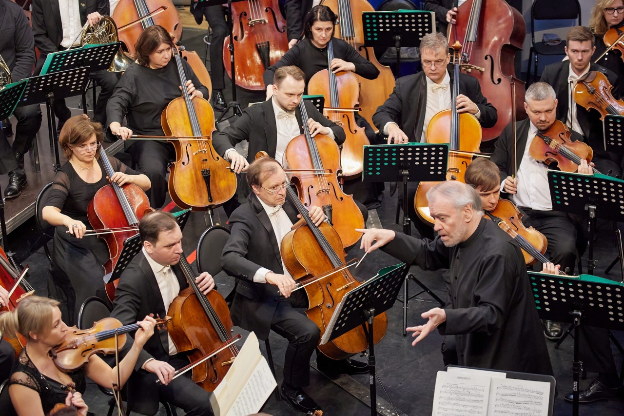 Объединеённый симфонический оркестр МТ и БТ, дирижёр — Валерий Гергиев